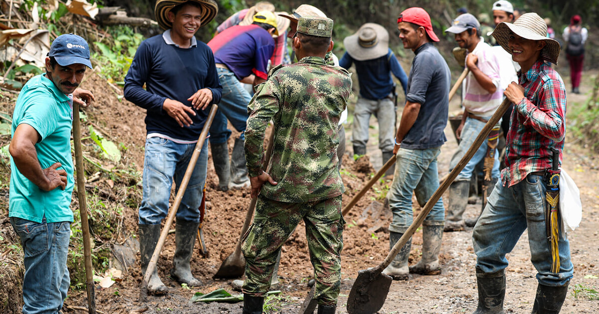 Habitantes de la vereda y soldados del ejército nacional trabajando en conjunto