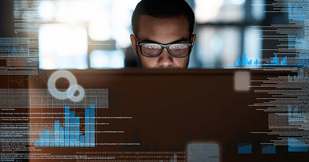 Hombre revisando datos en un computador