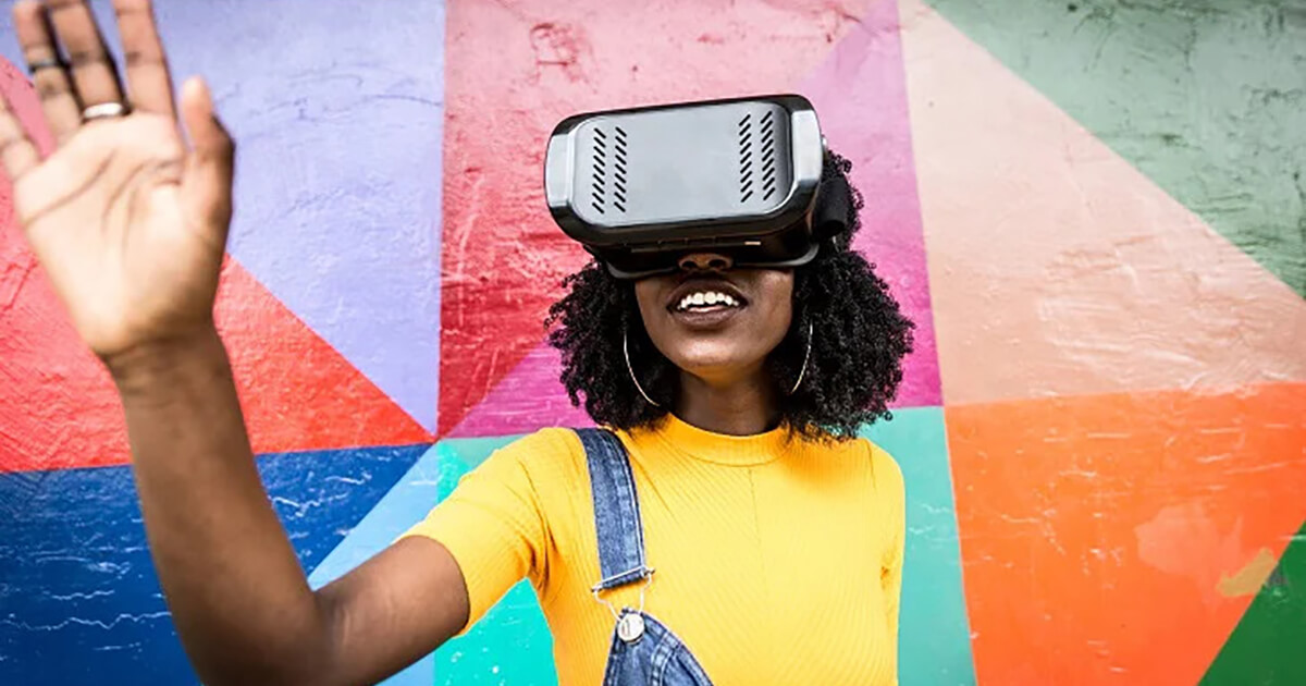 Mujer con lentes de realidad virtual 