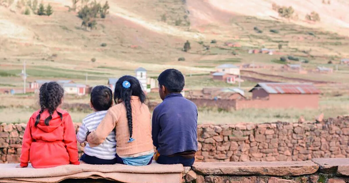 Niños unidos mirando un paisaje