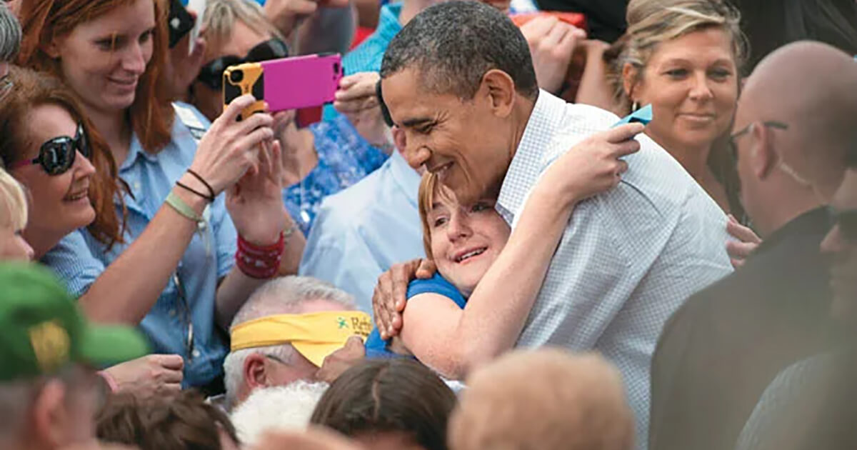 Barack Obama abrazando a una ciudadana