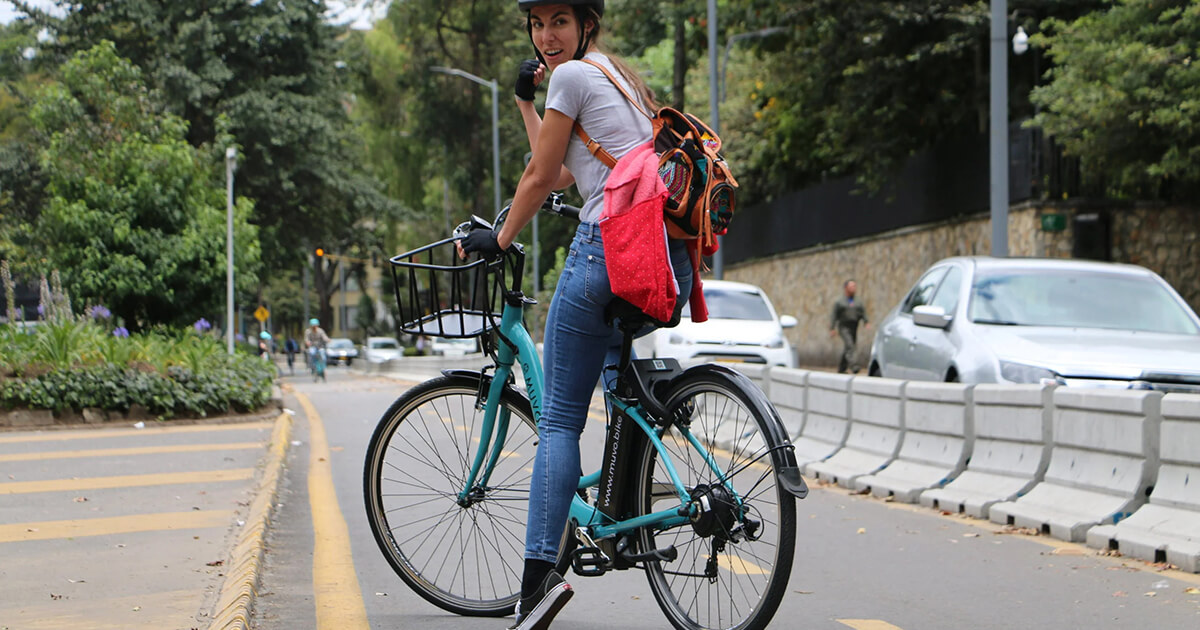 Mujer en bicicleta en la ciclo ruta